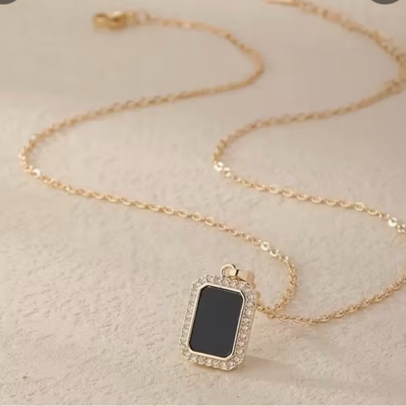 Elegant Gold and Black Pendant Necklace - Picture 3 of 4